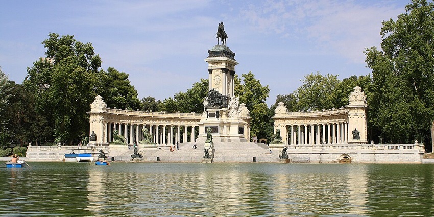 Soak in fall's beauty with a peaceful walk through El Retiro, a must-visit in November.