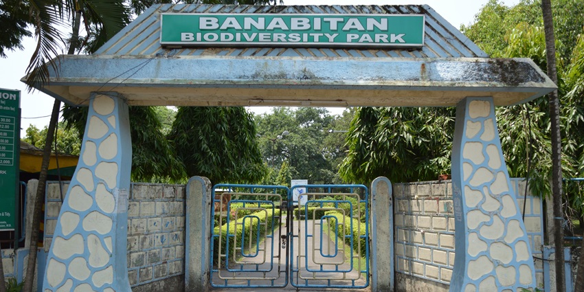 The entrance of Banabitan has a great archway with an enigmatic design and lush greenery
