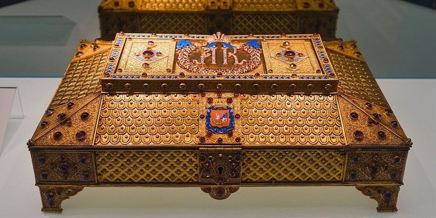 Explore royal relics at the State Historical Museum, showcasing artefacts from past dynasties.