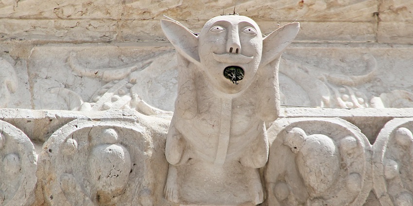 Jeronimos monastery houses other memorials, including that of poet Luís de Camões.