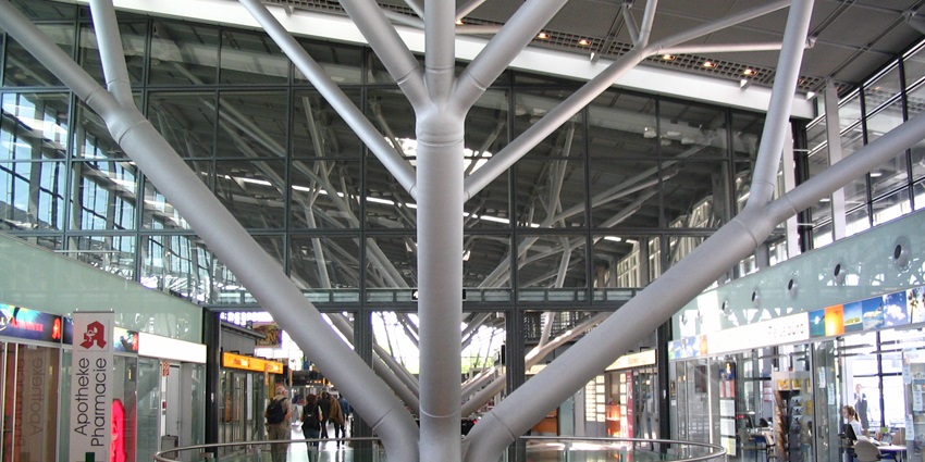 An image of the interior of the Stuttgart Airport, with a crowd of travellers.