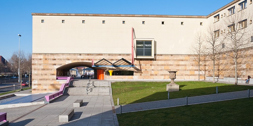 An image showing the modern architecture of the Neue Staatsgalerie in Stuttgart.