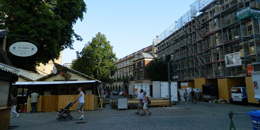 An image of visitors enjoying wine at the Stuttgarter Weindorf in Stuttgart, a cultural festival in Germany.