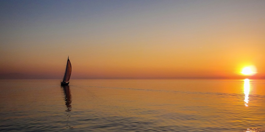 An image representing Sailing activity at sunset resembling the marbella’s coastline