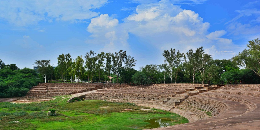 An image of Surajkund Lake during the annual International Crafts Mela in Haryana.
