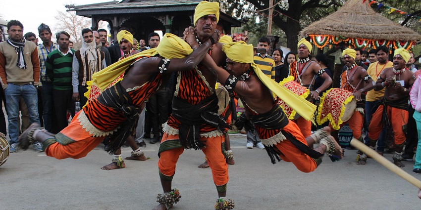 Surkha Kund Mela has many artists to see their art and crafts.