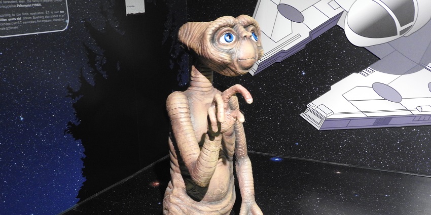An image showing a statue of an alien at a museum, similar to the one in Asansol.
