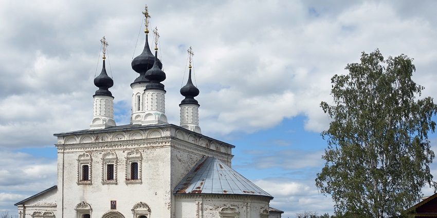 Fairytale like church in Suzdal, romantic place to spend Valentine’s Day in Russia
