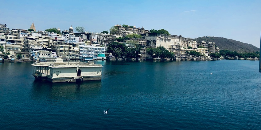 Swaroop Sagar Lake with the City Palace in the background, reflecting in the still waters.
