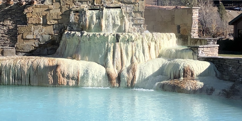 A picture of the turquoise waters at the Ramwshwar Kund in Kharagpur, surrounded by scenic landscapes