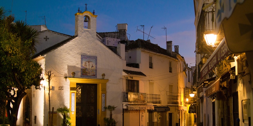 An image of Marbella’s old town while being illuminated by street lamps during night time