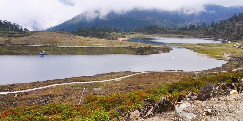 An image of Tawang, a spiritual hill stations in Himalayas with a river flowing through