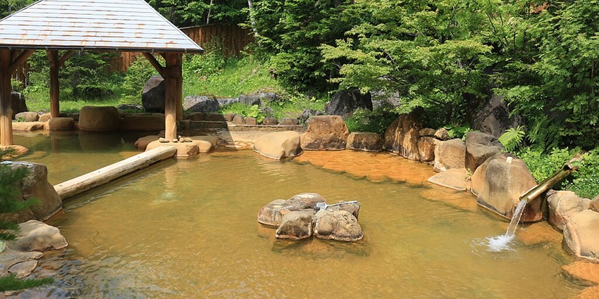 Relaxing at Tenzan-no-Yu, a scenic Kyoto hot spring with soothing thermal waters