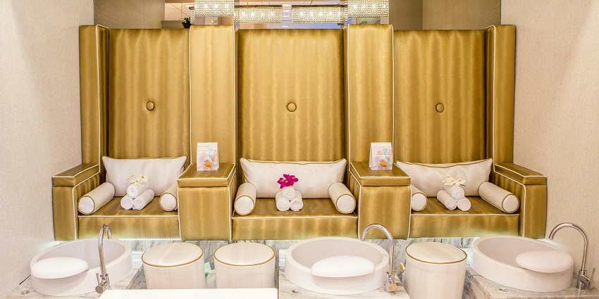 Comfortable Spa Chairs, pillows and towels in Thai Home, a top spa .