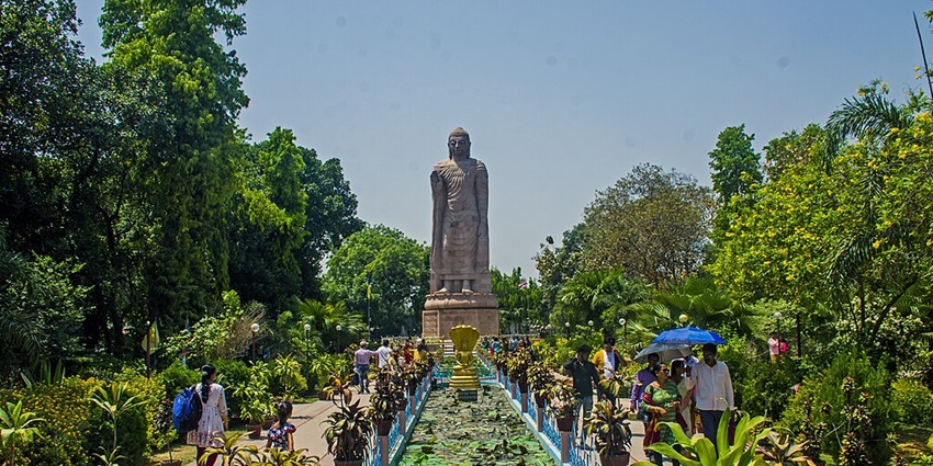 A picture of the vibrant Thai Temple, which offers one of the best things to do in Sarnath.