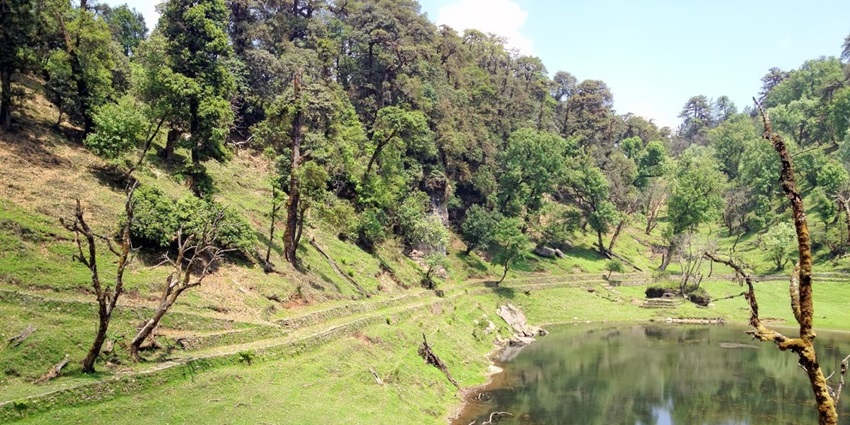 Panoramic view of the beautiful Thamri Kund in the state of Uttarakhad