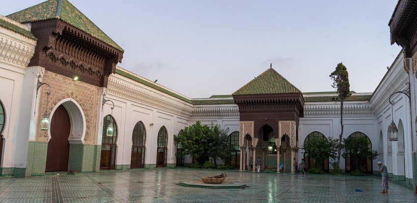 Majestic mosque featuring beautiful architecture and rich Islamic heritage.