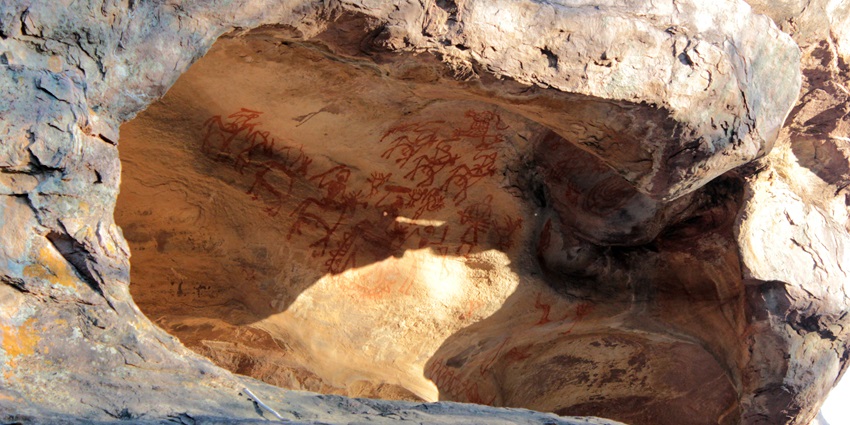 An image of the ancient paintings carved on the stones inside the Bhimbetka caves