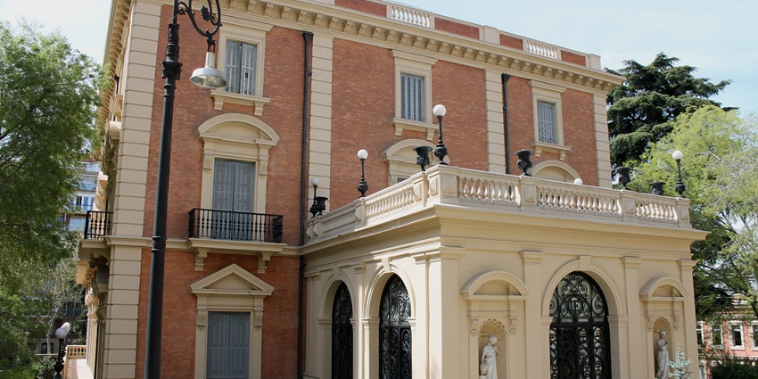 Lush green courtyard to relax in the premises of the Lázaro Galdiano Museum in Madrid