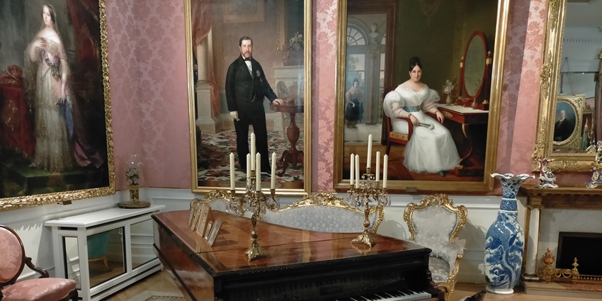 Candlelights were placed on an ancient piano in a museum in Madrid devoted to Romanticism.