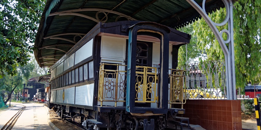 An image of a fancy carriage at the National Rail Museum in Delhi, a nice museum in India