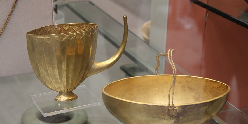 Gold Cup & Bowl Ur Royal Tombs excavations. British Museum, London, England, UK