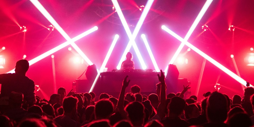An image of the crowd dancing to the beats of DJ resembling the vibes of The Villa.