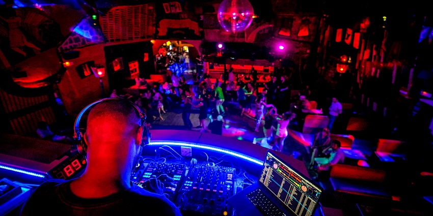 Marrakech nightlife in Theatro translates to live performances with dancers, fire breathers, and acrobats.