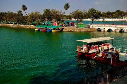 Boating in Kankaria Lake, while reflecting rays of the Sun creates a twilight glow