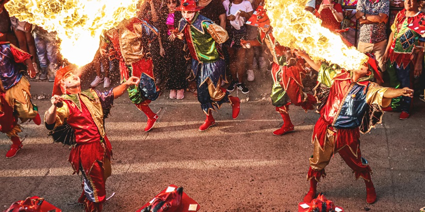 Fire performances by the street artists amidst the Carnival in Goa.
