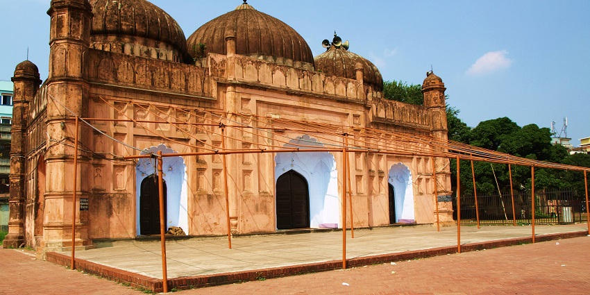 Serene landscape of the Lalbagh fort with greenery around the same.