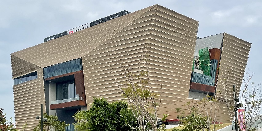 The building of Palace Museum Hong Kong renders an enchanting view to all tourists.