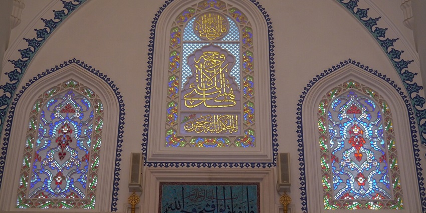 Tokyo Camii showcases the Ottoman architecture and holds communal gatherings.