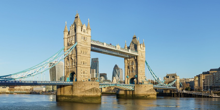 London travel guide takes you through the historic drawbridge spanning the River Thames with stunning views