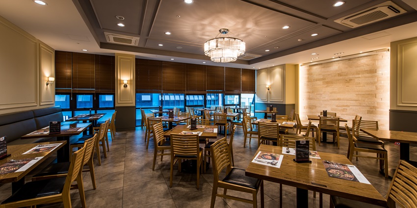 Chic lounge with craft cocktails, live music, and ambience.