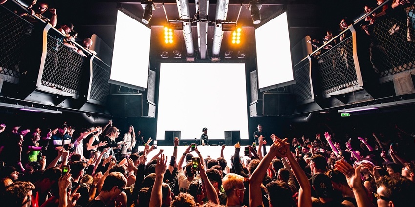 An image showing a DJ Concert and music, resembling the lively atmosphere of Trädgården