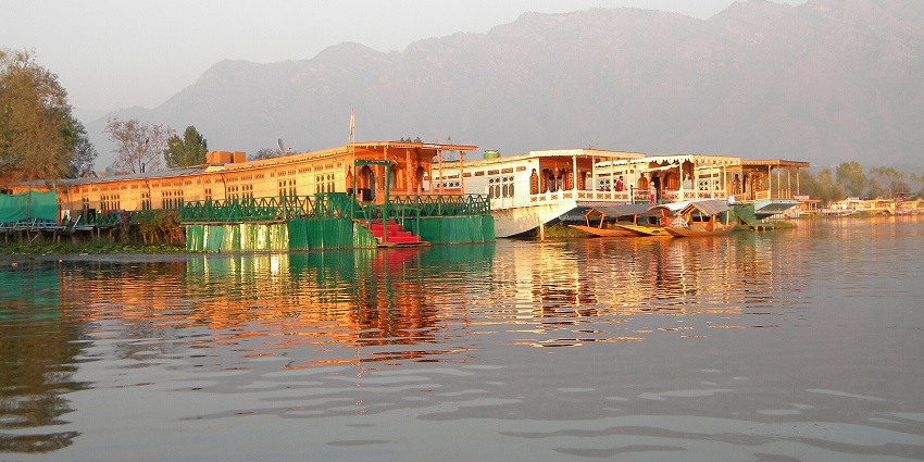 A traditional Shikara-style houseboat offers a rustic experience.