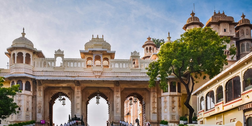 An image of Pichola Lake, a freshwater lake with historic palaces, in Udaipur, Rajasthan.