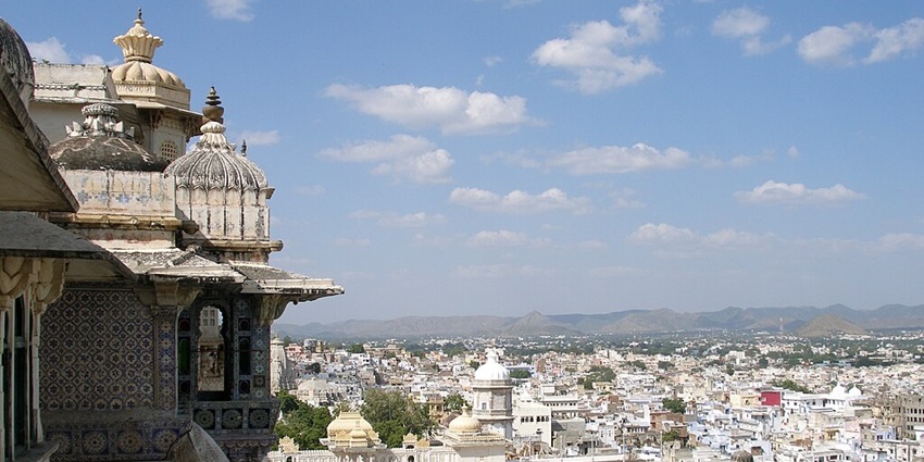 Udaipur’s beautiful lakes and palaces create a dreamy setting for couples and luxury travelers.