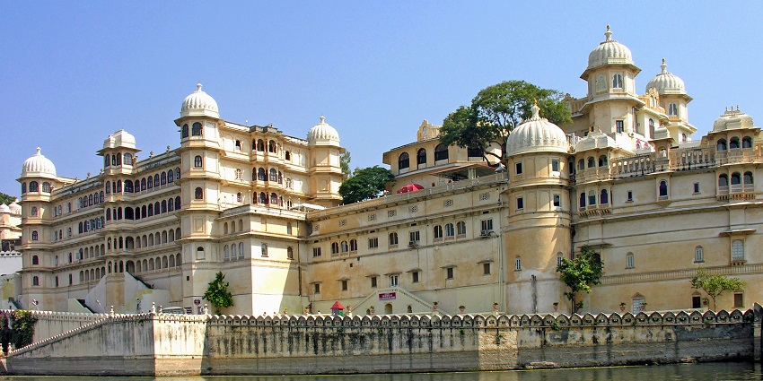 An image of Lake Pichola with Udaipur’s City Palace in the background.