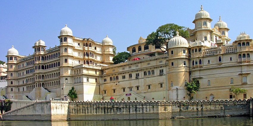 An image of Udaipur's City Palace one of the romantic places to visit in September in India for couples.
