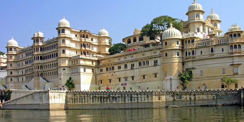 An image of Udaipur's City Palace, one of the romantic places to visit in November in India with family.