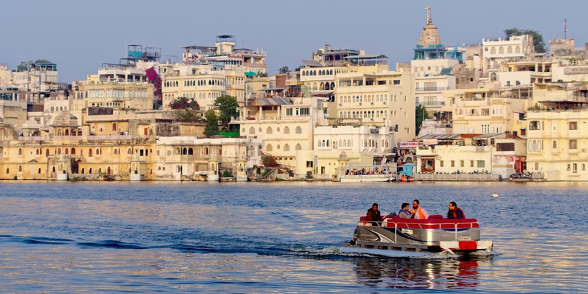 The picture of the Pichola Lake in Udaipur, where you can get a beautiful view, as mentioned in Rajasthan travel guide.