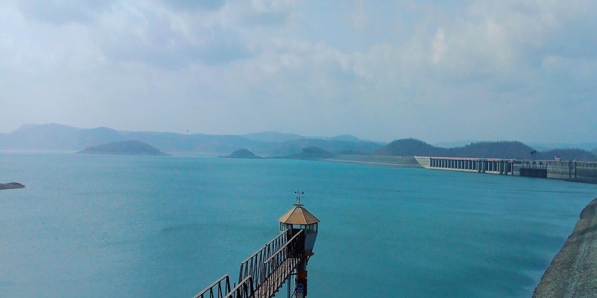 View of Ukai Dam over the blue water of Ukai Lake, a major reservoir on the Tapi River