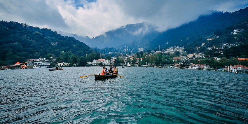 An image of the Naini Lake in Uttarakhand, one of the romantic places to visit in India