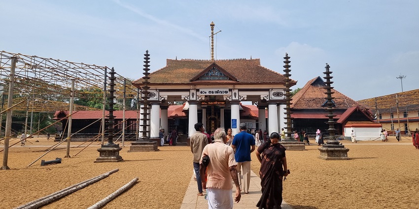 Entrance to the Vaikom Mahadeva temple with devotees visiting the temple barefoot.