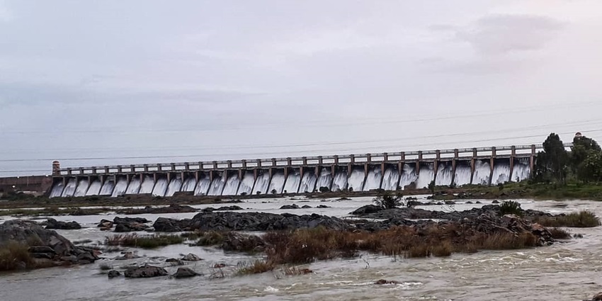 An image of Vaitarna Dam, one of the peaceful places to visit near Nashik, Maharashtra.