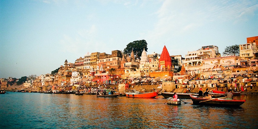 An image of the Ghats and the Ganges River in Varanasi, a destination to visit in April.