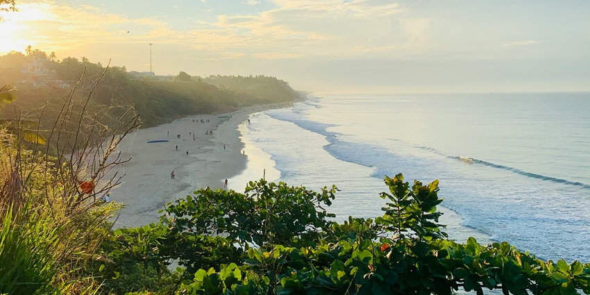 An image of the Varkala Beach, one of the tourist attractions in India for solo travellers