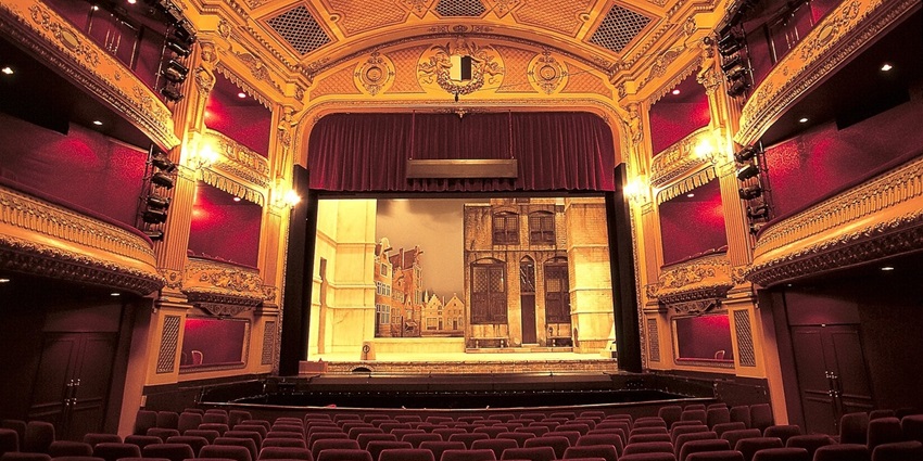 An image showing the theatre stage, resembling the theatre atmosphere of Vasa Theatre.